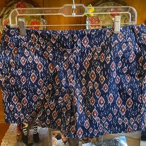 Shorts with stretch and design.